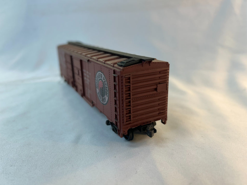 Athearn 1312 HO Scale Northern Pacific 50' Dbl Door Auto Box Car, NP #67901