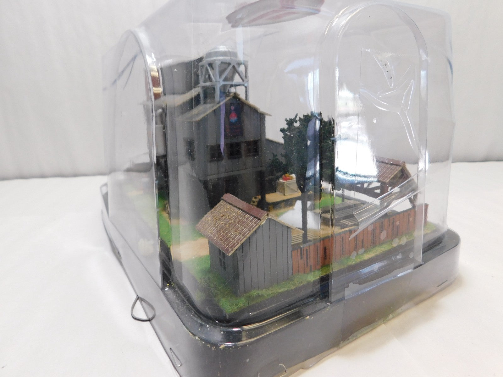 Menards Gold Line Collection 279 5002 HO Scale Dakota Cabinet Factory 1