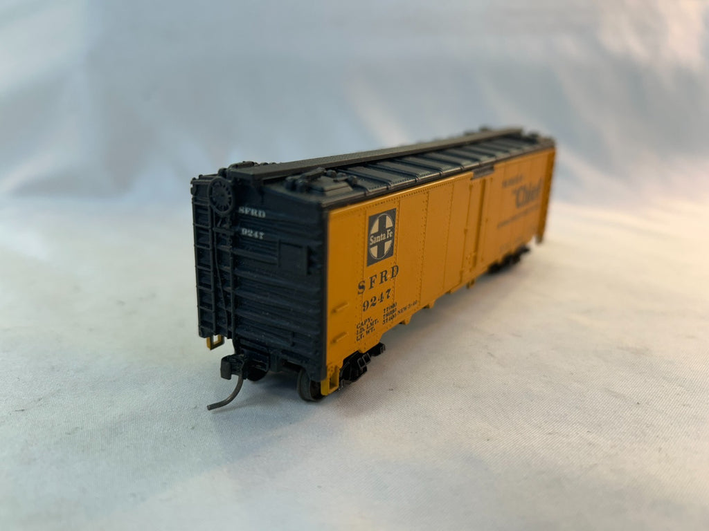 Athearn 1605 HO Scale ATSF-Chief Refrigerator Car Kit, SFRD #94273