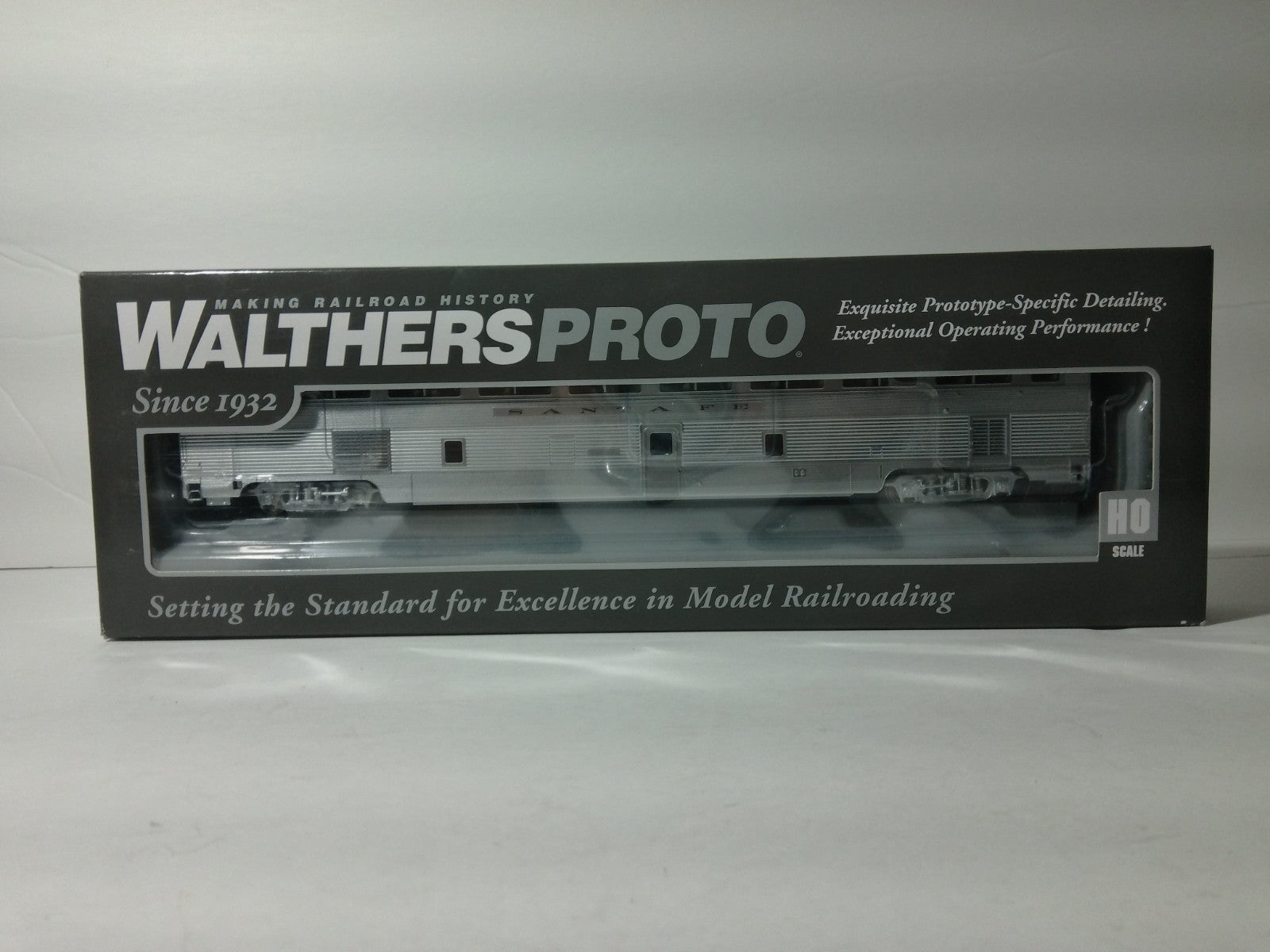 Walthers 920-9602 HO Scale 85' Budd 68-Seat Step-Down Coach Santa Fe2