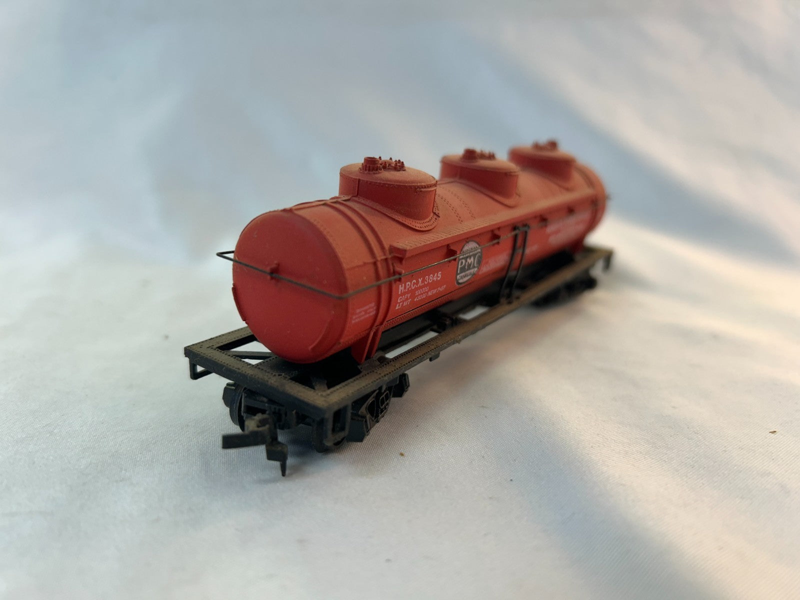 AHM 5480M HO Scale Red 3-Dome Tank Car Paper Makers Chem HPCX #38454