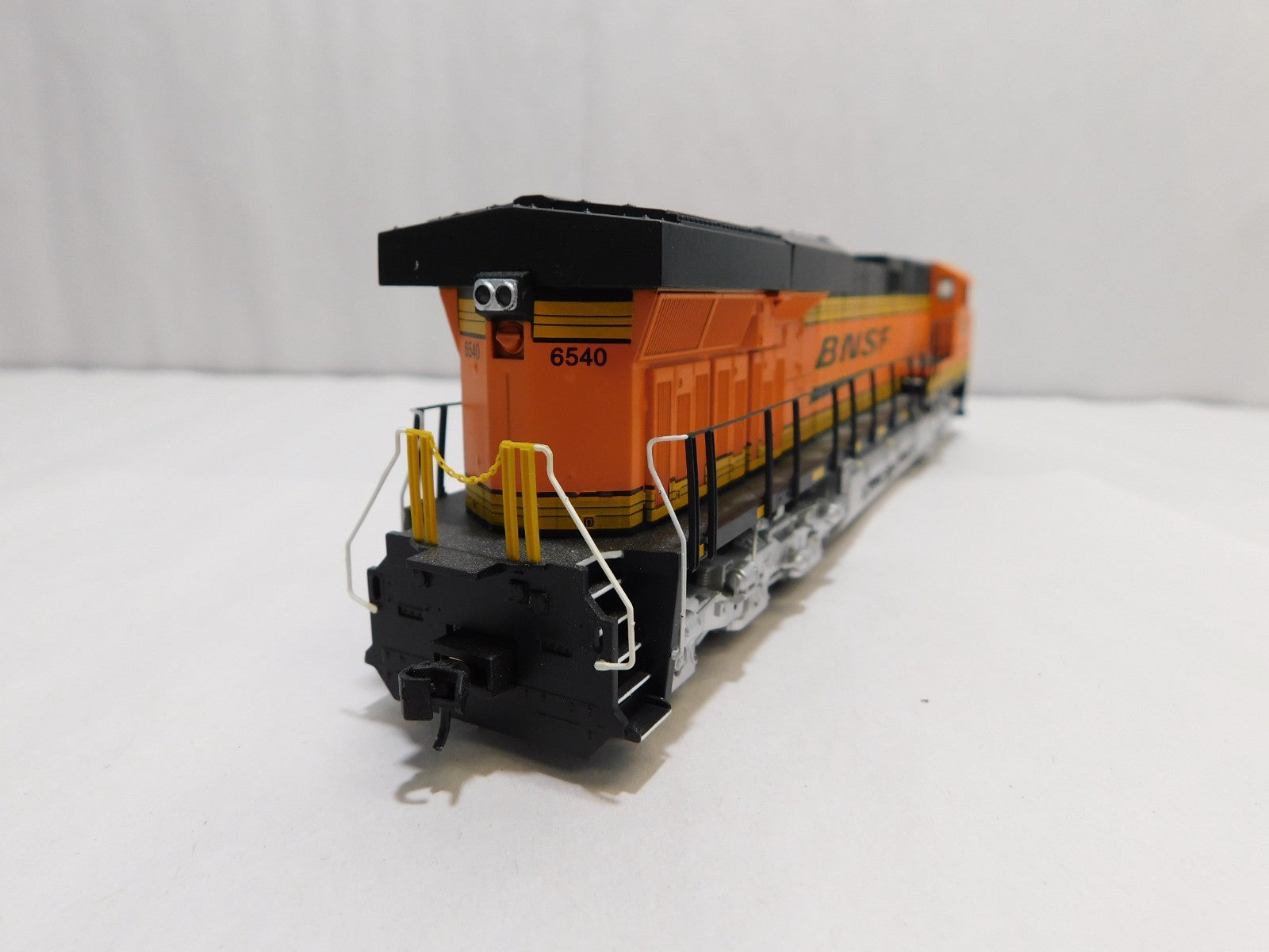 Walthers 910-20186 HO Scale GE ES44 Evolution Locomotive, DCC+Sound, BNSF #65405