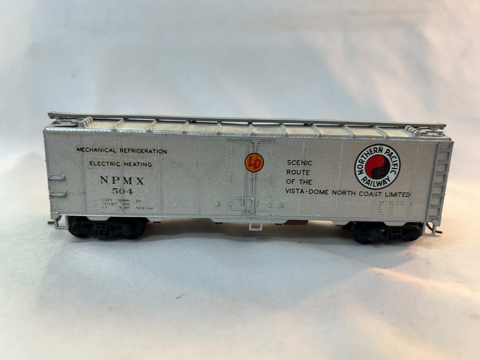 Accuready by Accurail 80020 HO Scale 40' Insulated Steel Box Car, NPMX #5040