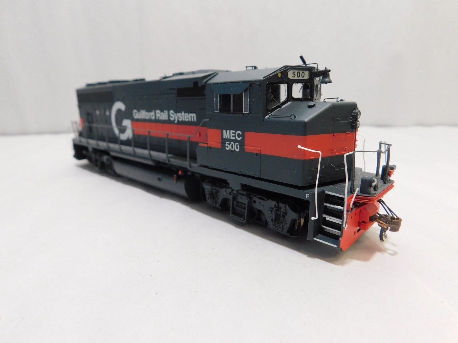 Athearn G40888 HO Scale Diesel Locomotive, DCC+Sound, Guilford Rail System #5004