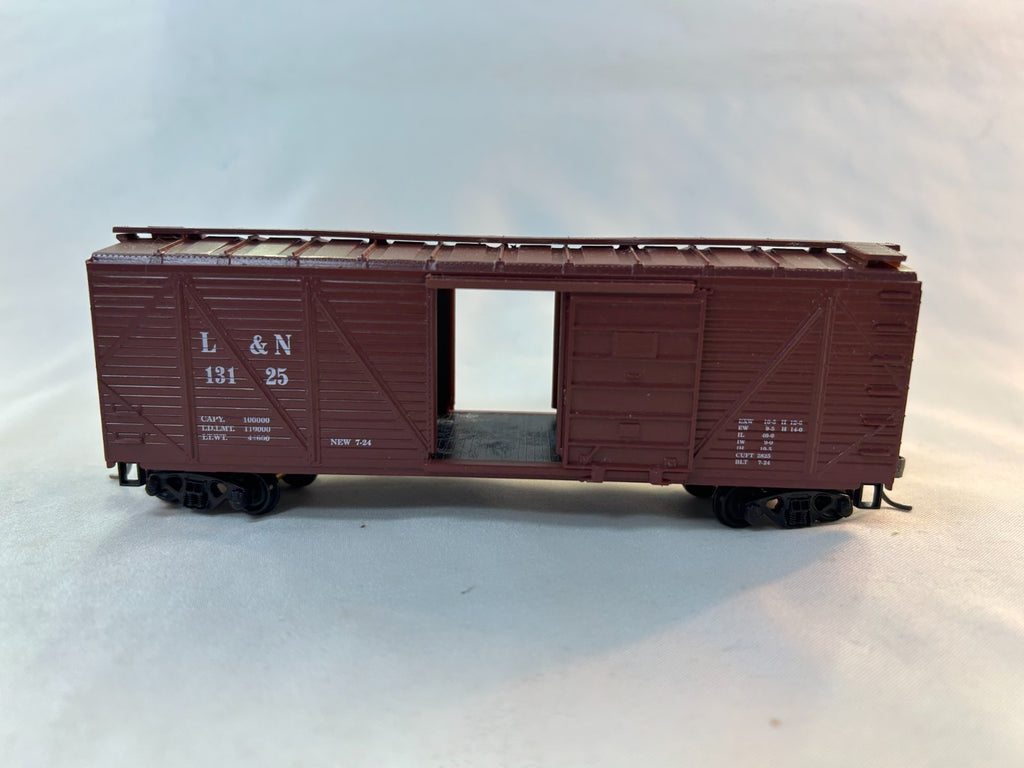 Roundhouse 01098 HO Scale 40' Truss-Side Box Car Kit BUILT, L & N #131252