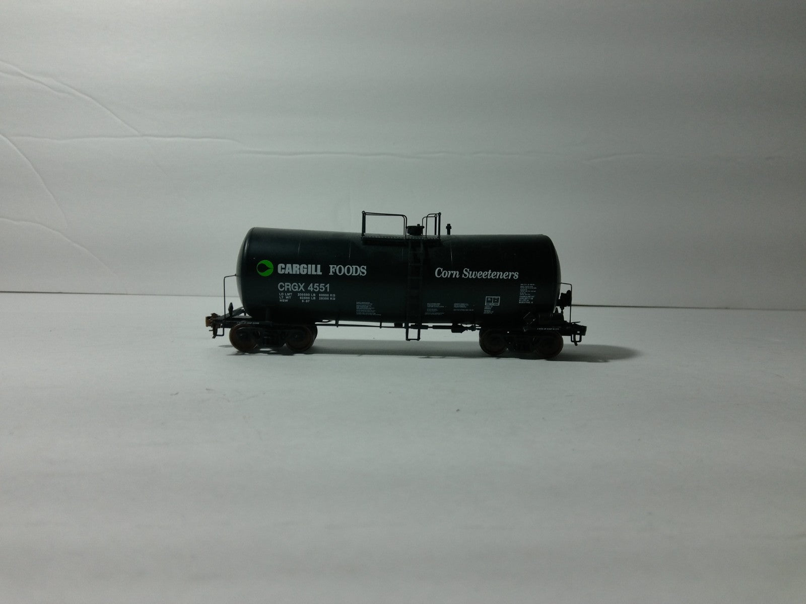 Walthers 920-100104 HO Scale Funnel-Flow Tank Car Cargill #45410