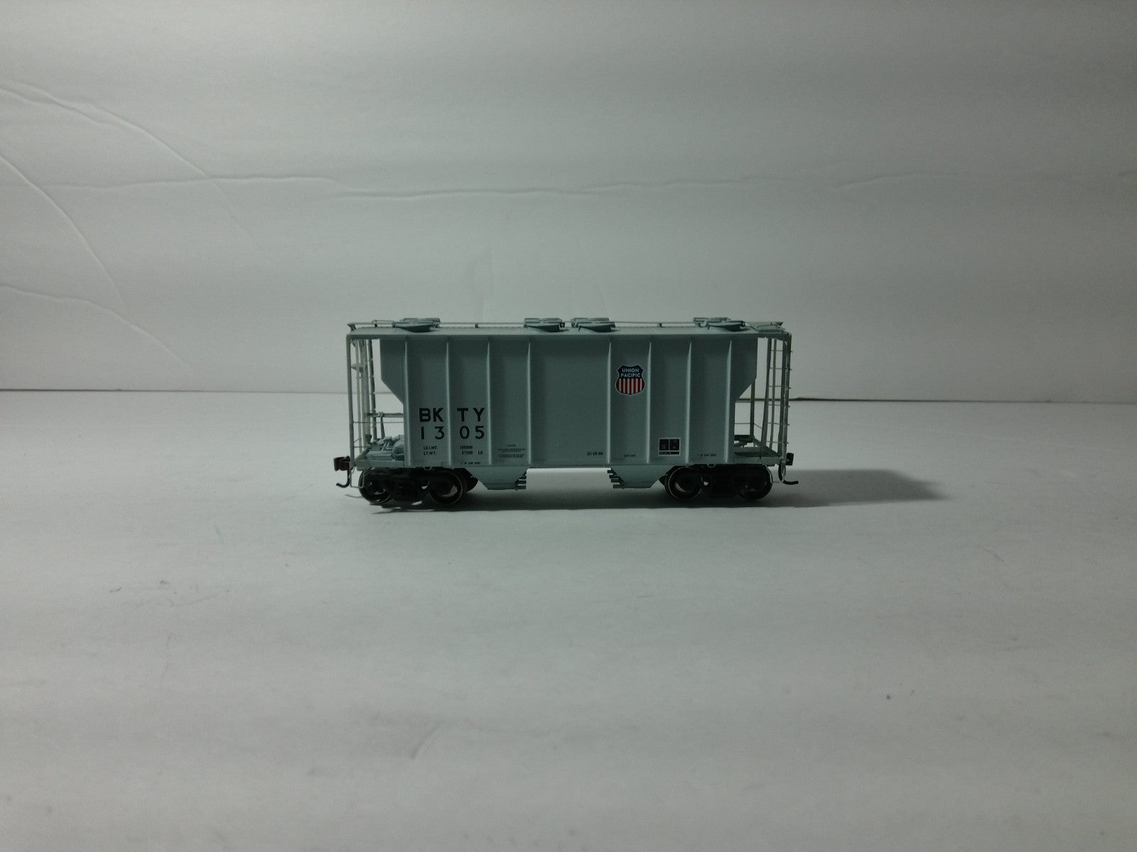 Athearn 97327 HO Scale PS 2500 Covered Hopper UP/BKTY #13050