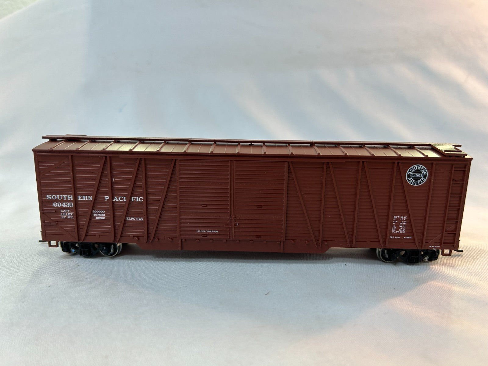Roundhouse 84421 HO Scale 50' Single Sheath Auto Boxcar, Southern Pacific #694390