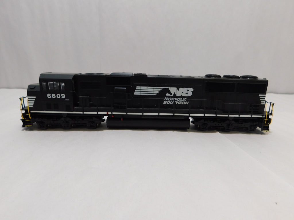 Walthers 910-20320 HO Scale EMD SD60M Locomotive, DCC+Sound, NS #68090