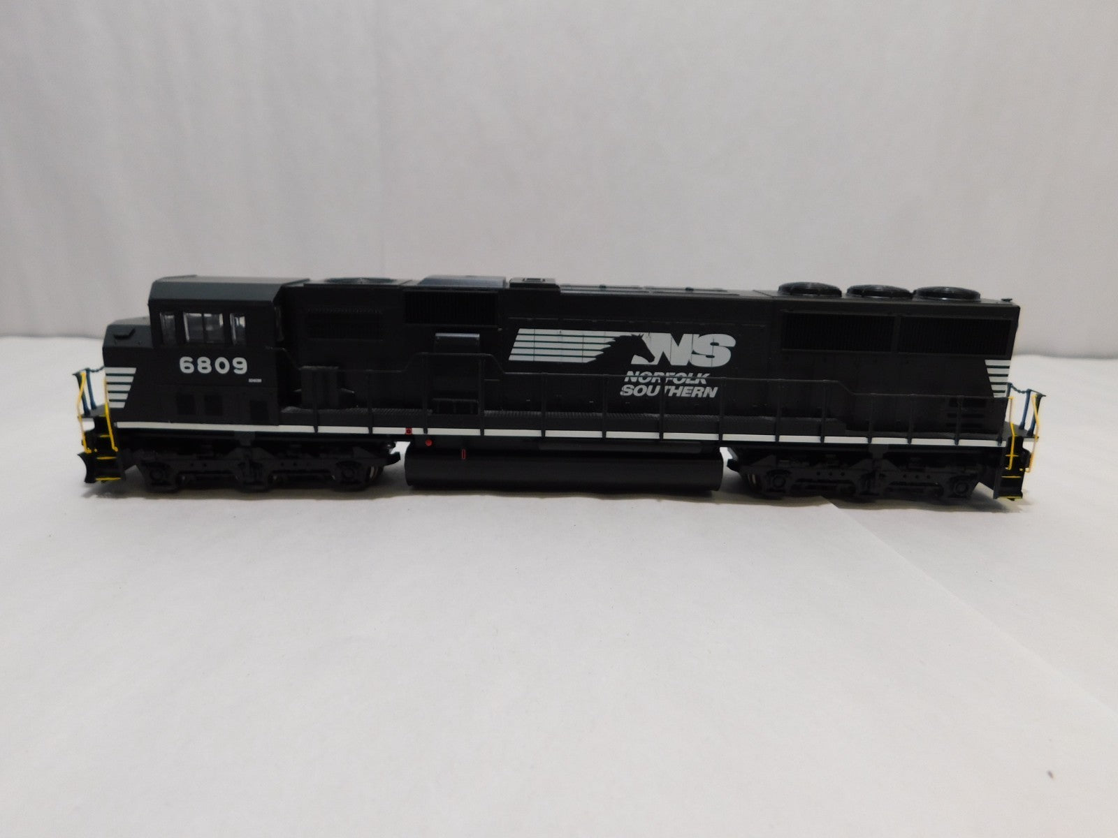 Walthers 910-20320 HO Scale EMD SD60M Locomotive, DCC+Sound, NS #68090