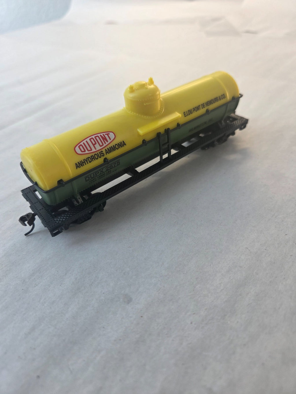 Model Power #96921 HO Scale 40' Chemical Tank Car "Dupont DUPX 2675"4