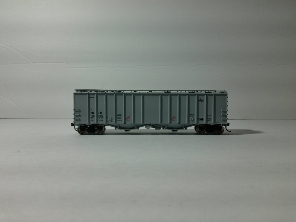 Walthers 932-3725 HO Scale Covered Hopper Milwaukee Road #1099560