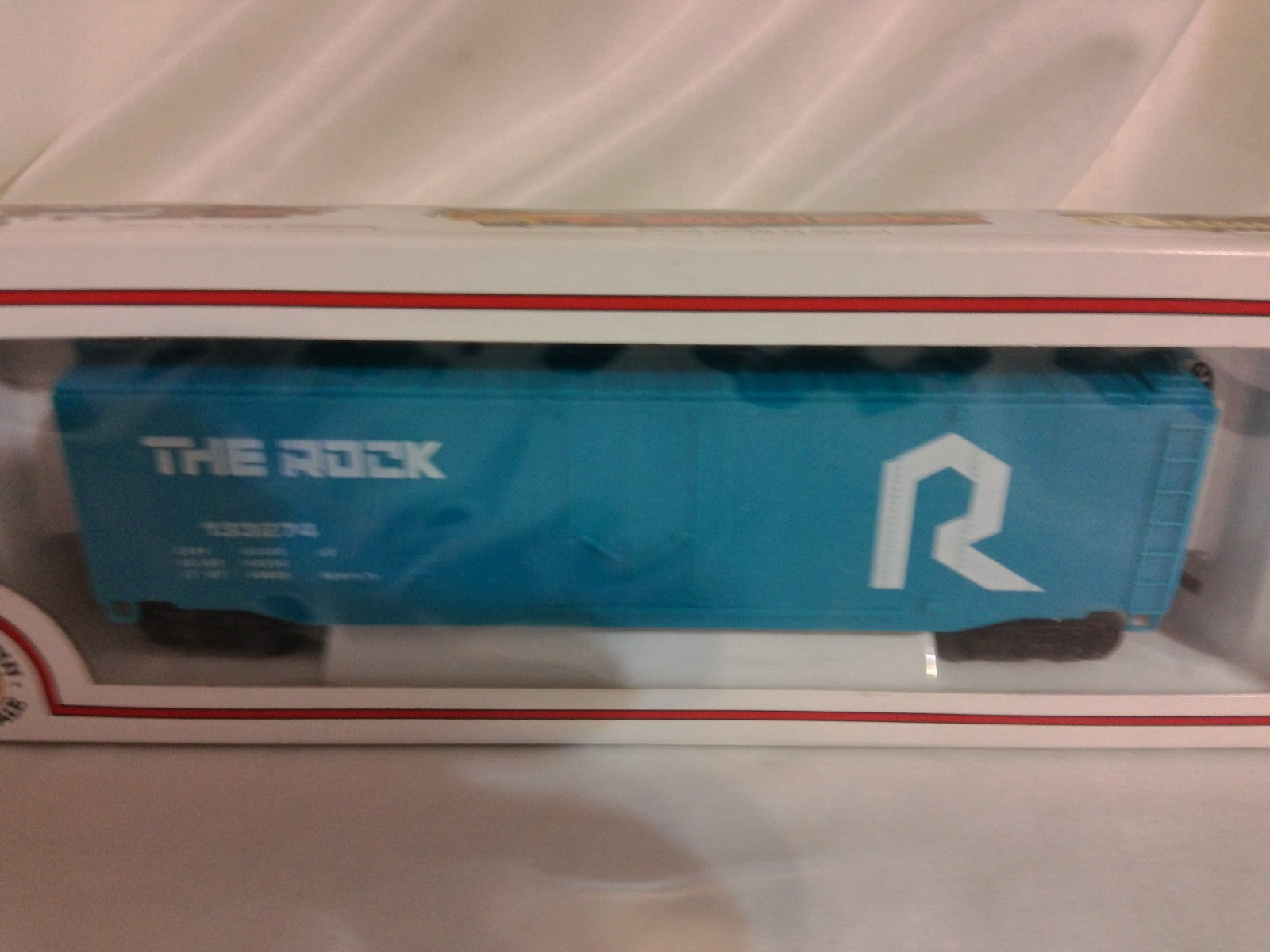 Bachmann HO Scale 50' Plug Door Box Car, The Rock (Rock Island) #1332742