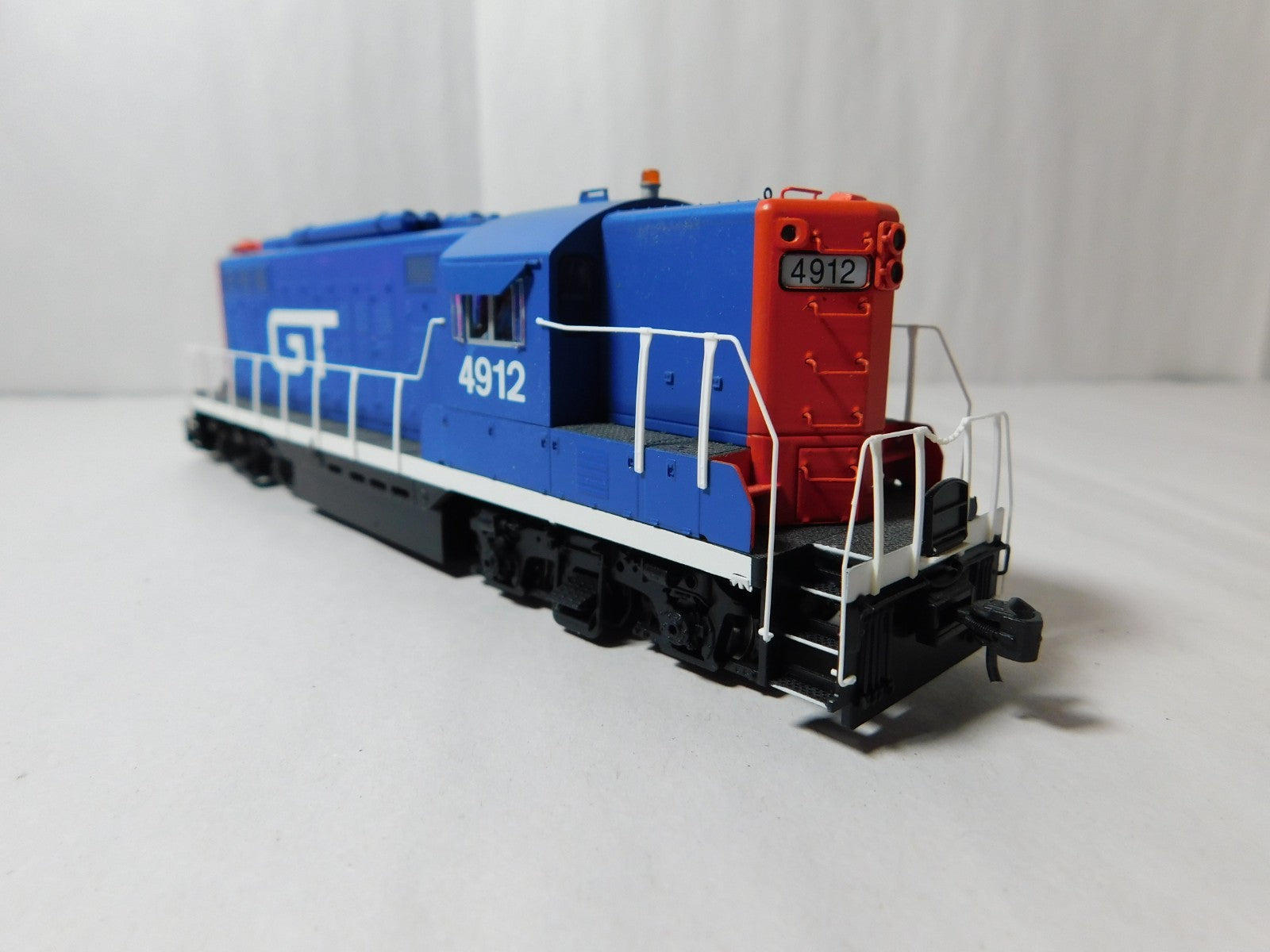 Walthers 920-42715 HO Scale EMD GP9 PH II Locomotive, DCC+Sound, GTW #49124