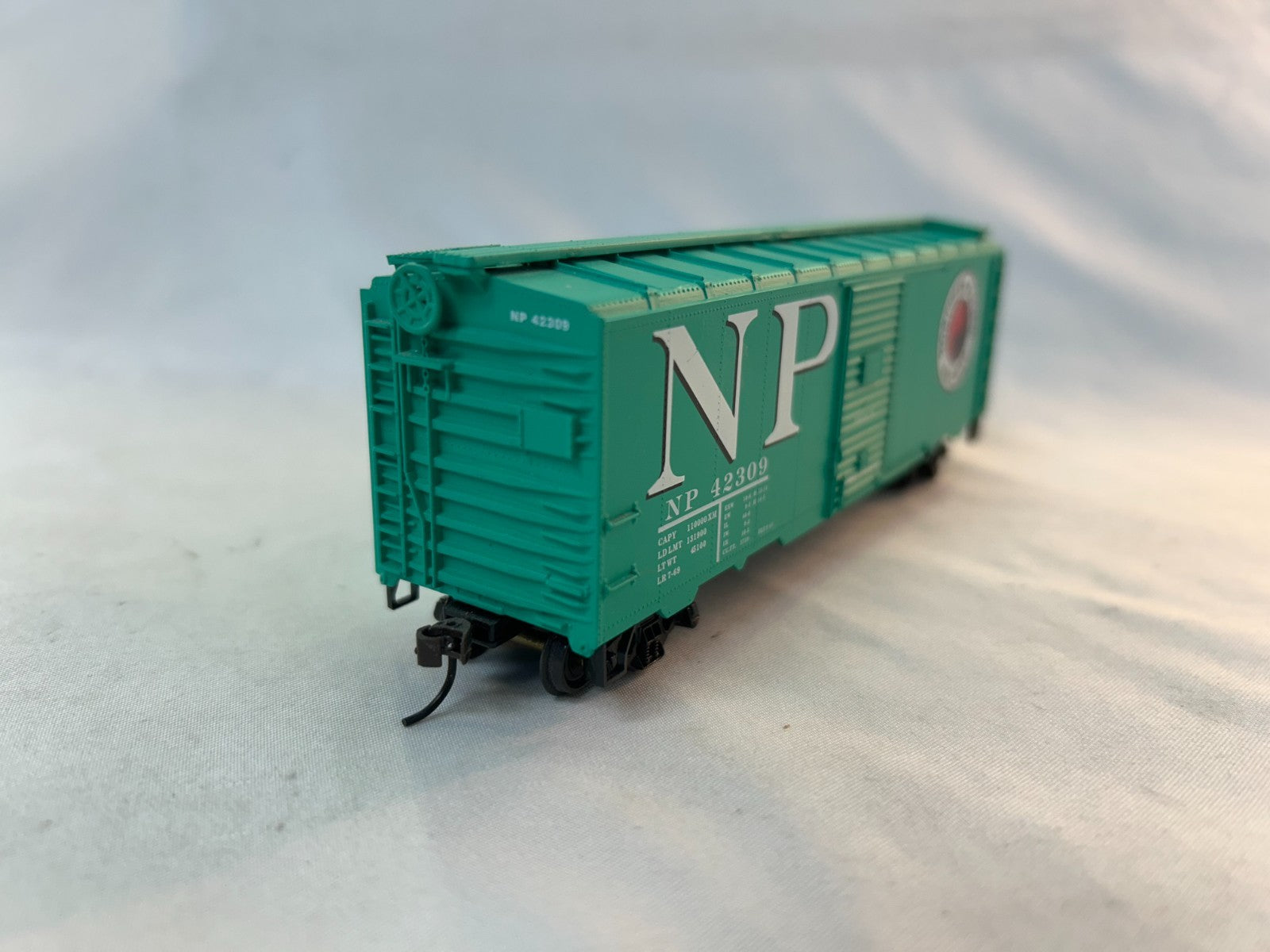 Roundhouse Products 20415 HO Scale R-T-R AAR Single Door Boxcar, NP #423093
