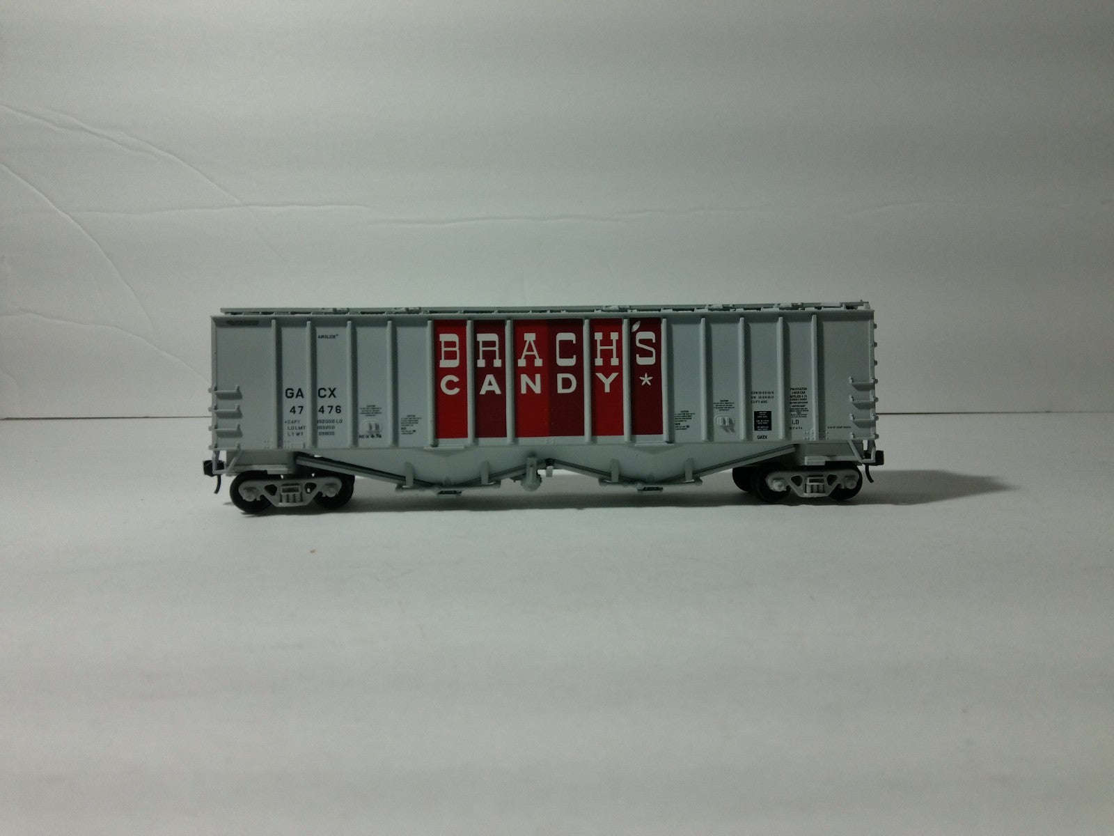 Walthers 910-7209 HO Scale 50' 2-Bay Airslide Hopper Brach's Candy GACX #474761