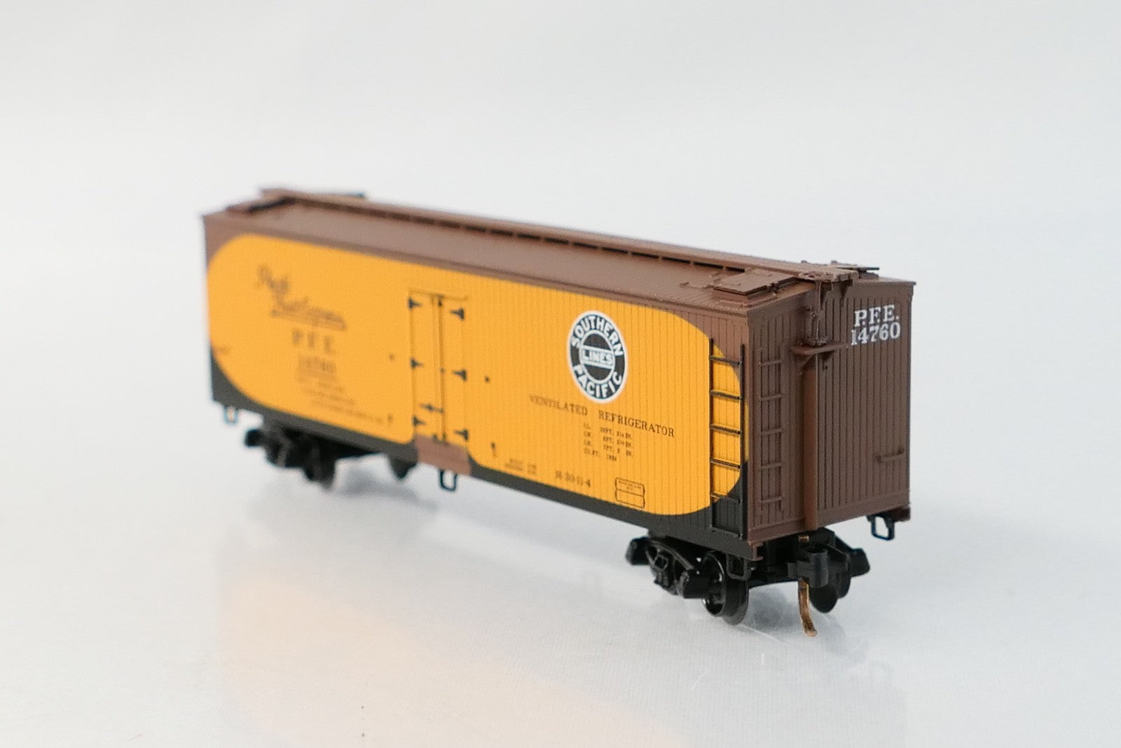 Micro Trains 49500 N Pacific Fruit Express 40' Wood Reefer Vertical Brake Wheel2