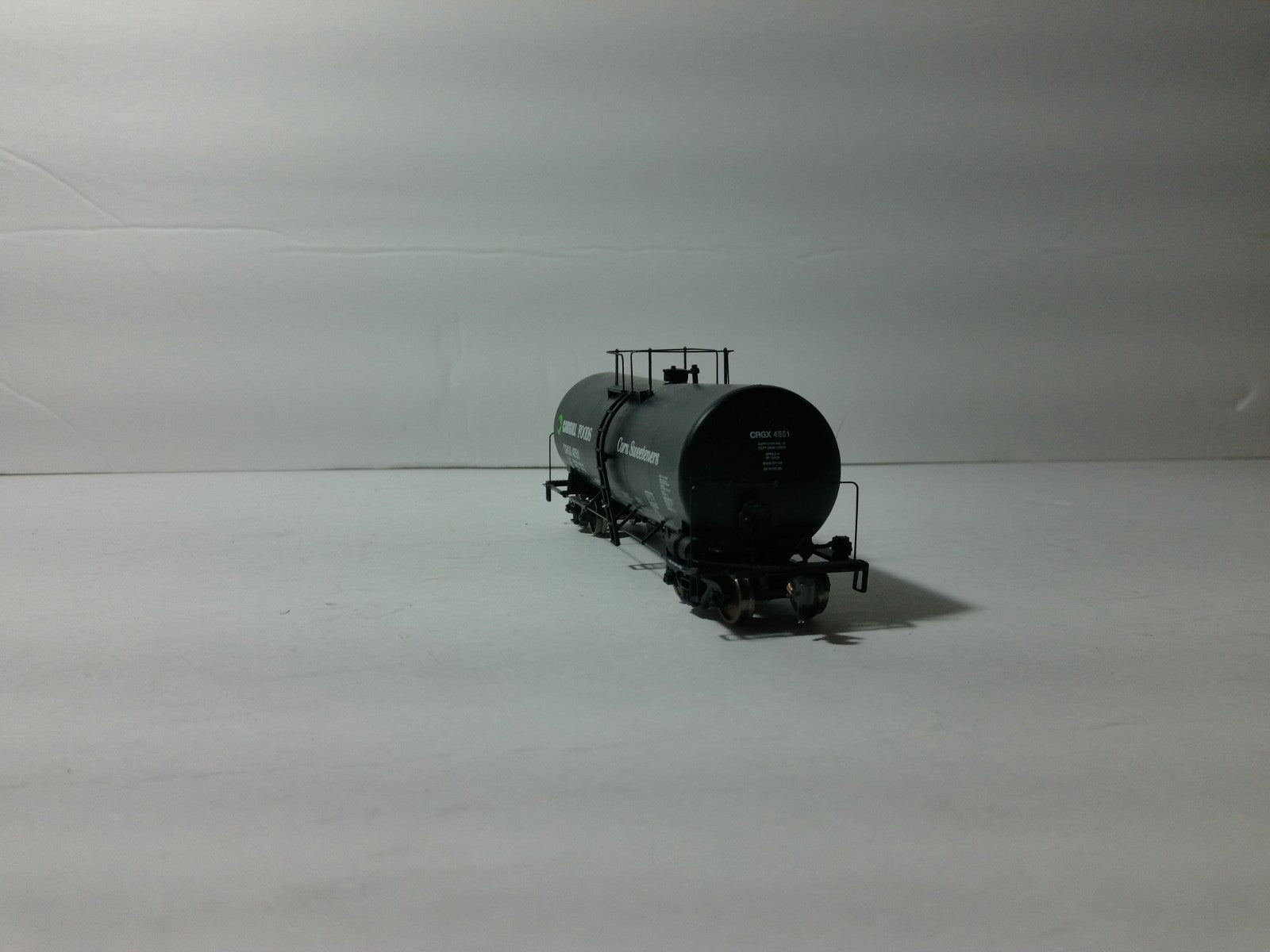 Walthers 920-100104 HO Scale Funnel-Flow Tank Car Cargill #45415