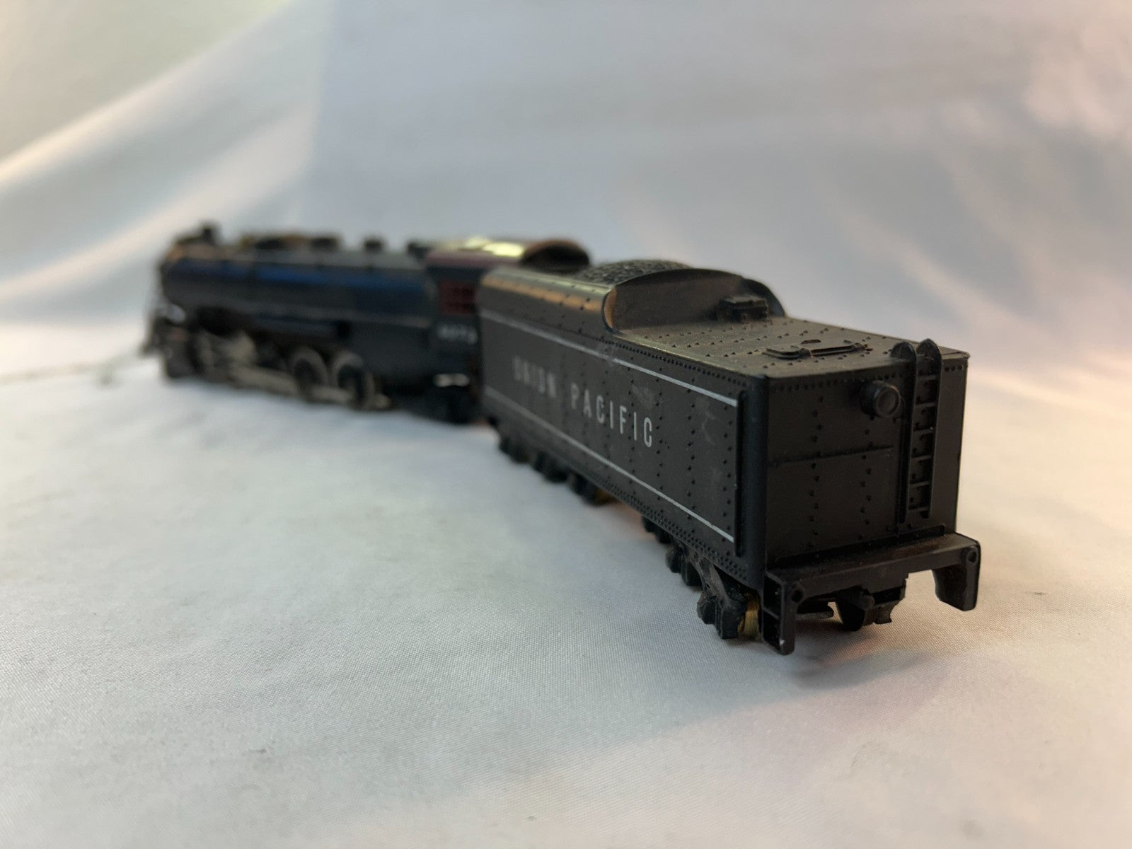 Mantua HO Scale Diesel Locomotive and Tender, Union Pacific #40734