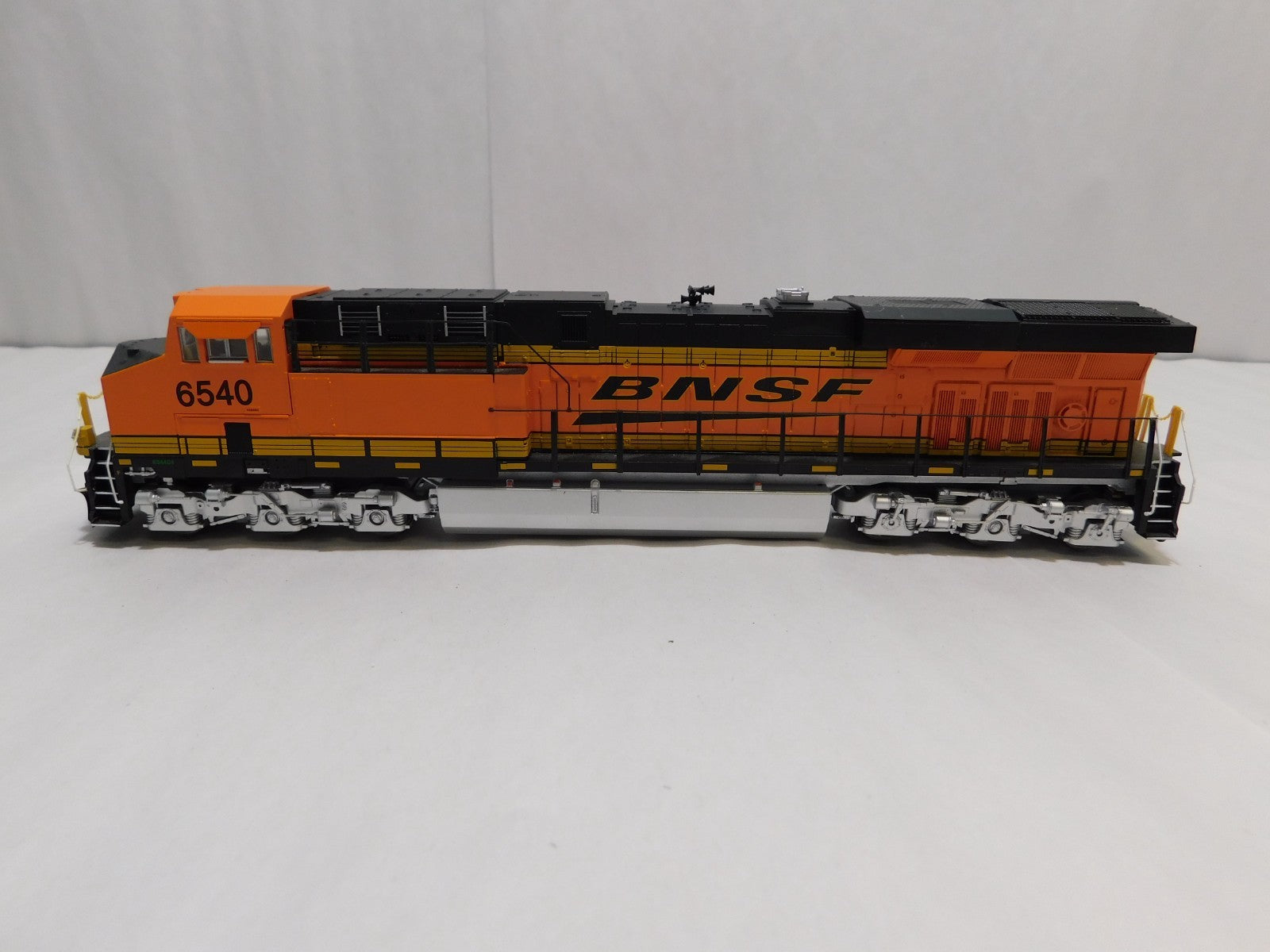 Walthers 910-20186 HO Scale GE ES44 Evolution Locomotive, DCC+Sound, BNSF #65400