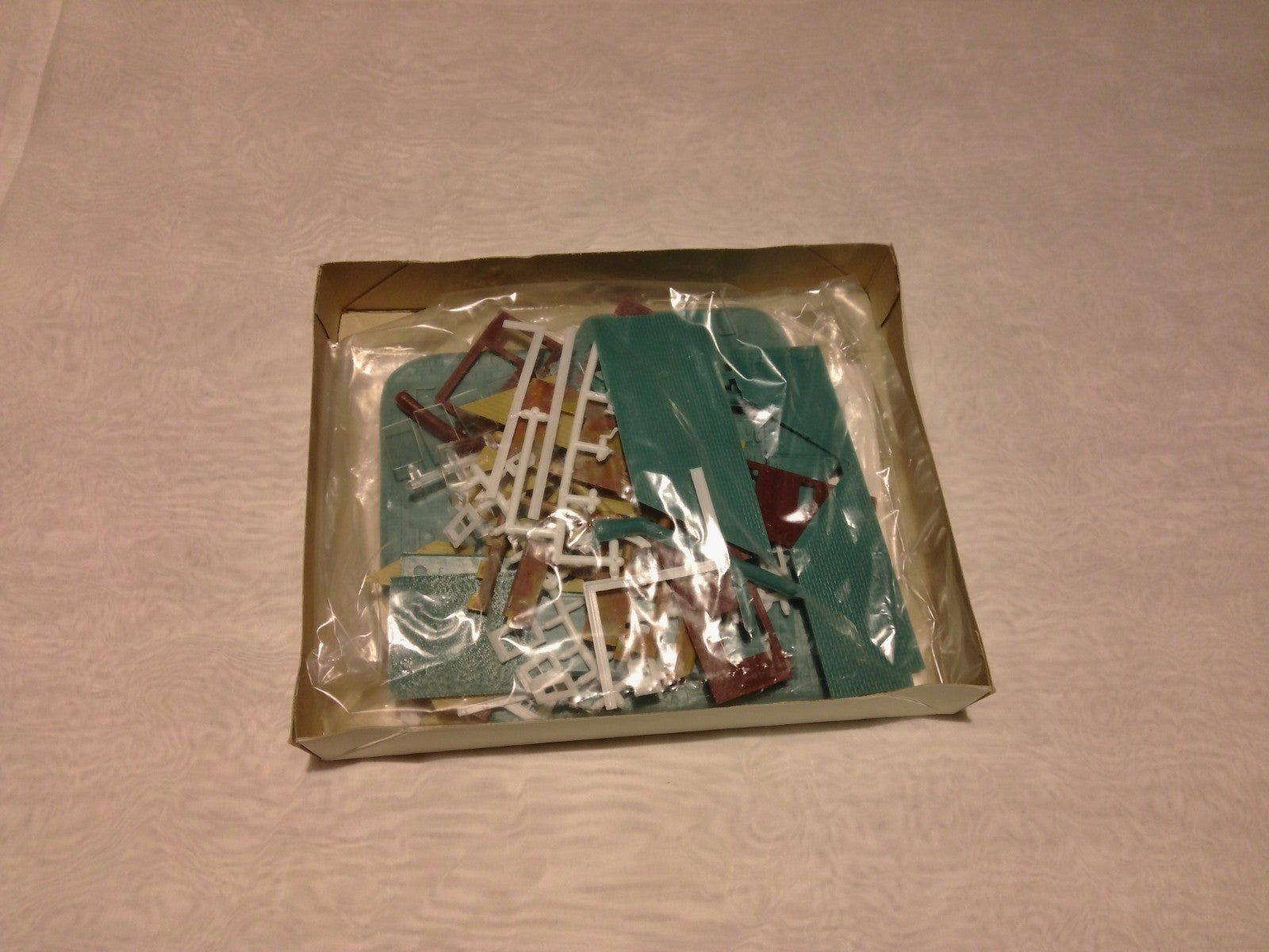 Life-Like 1383 HO Scale Contemporary Ranch House1