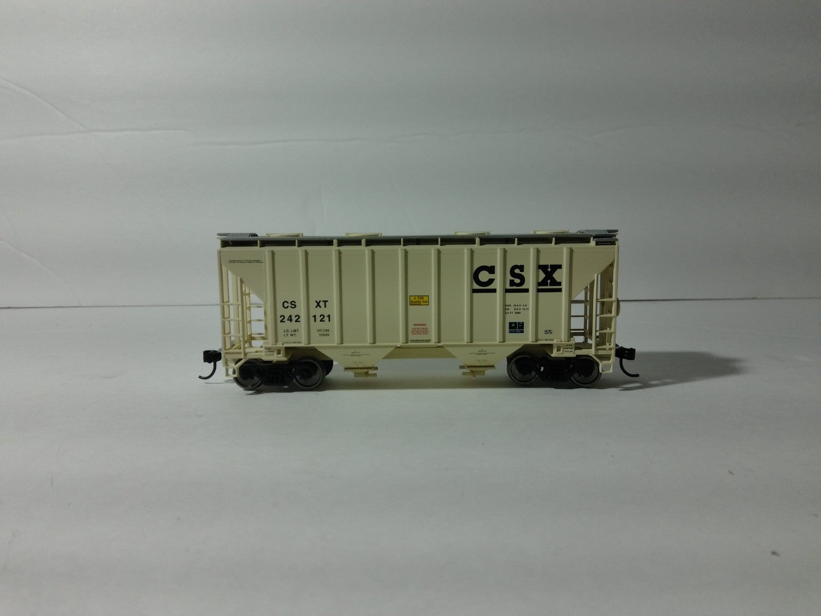 Walthers 910-7981 HO Scale 37' 2980 CU FT 2-Bay Covered Hopper CSX #2421210