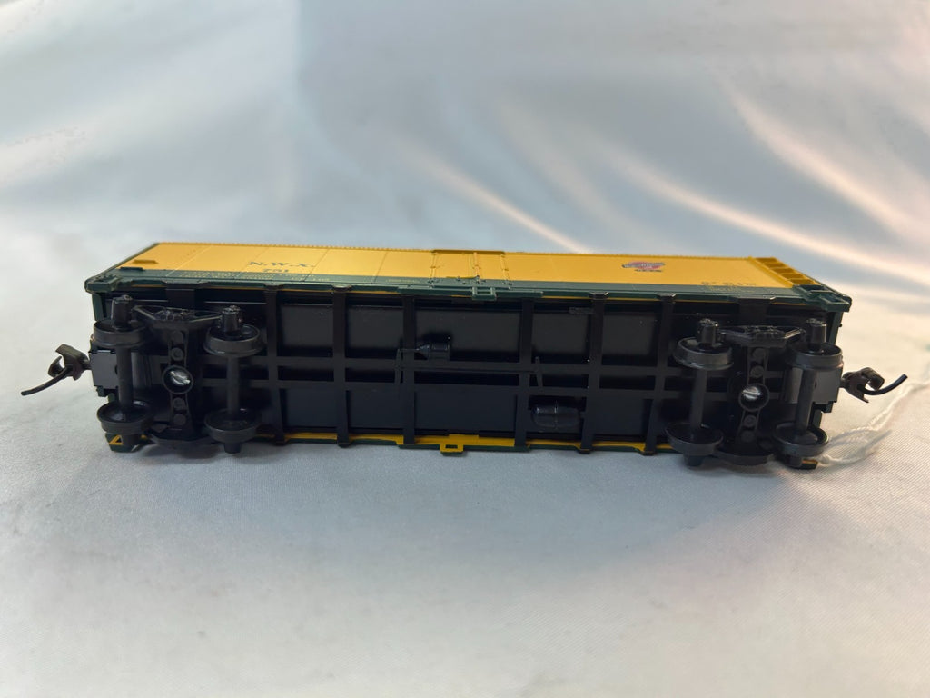 Athearn 7130 HO Scale 40' Steel Side Reefer Car, North Western Line #7513