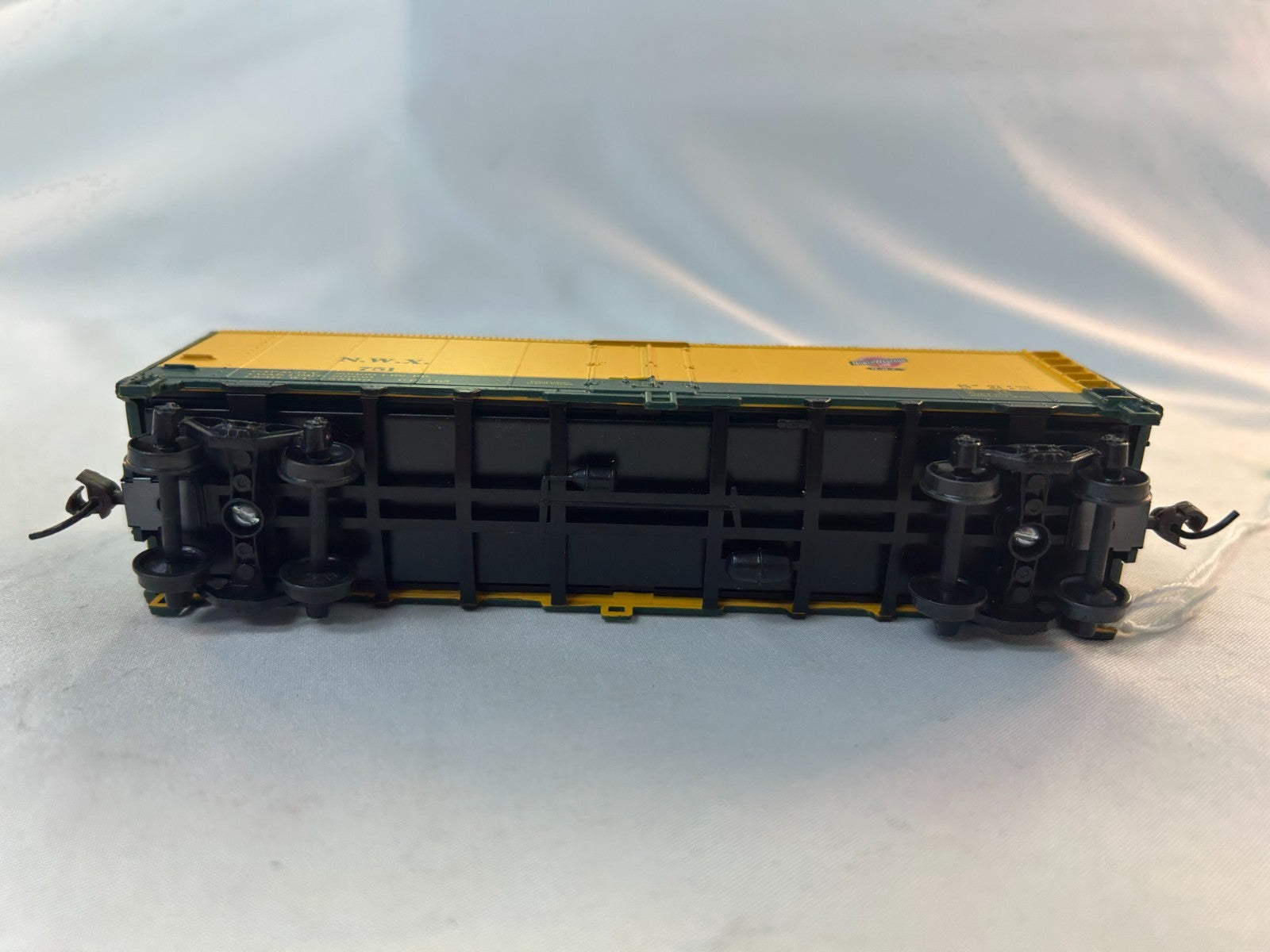Athearn 7130 HO Scale 40' Steel Side Reefer Car, North Western Line #7513