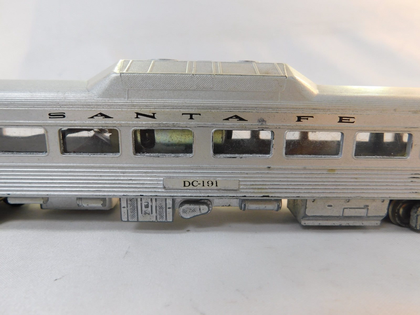 Athearn DC-191 HO Scale Locomotive, Santa Fe Coach3
