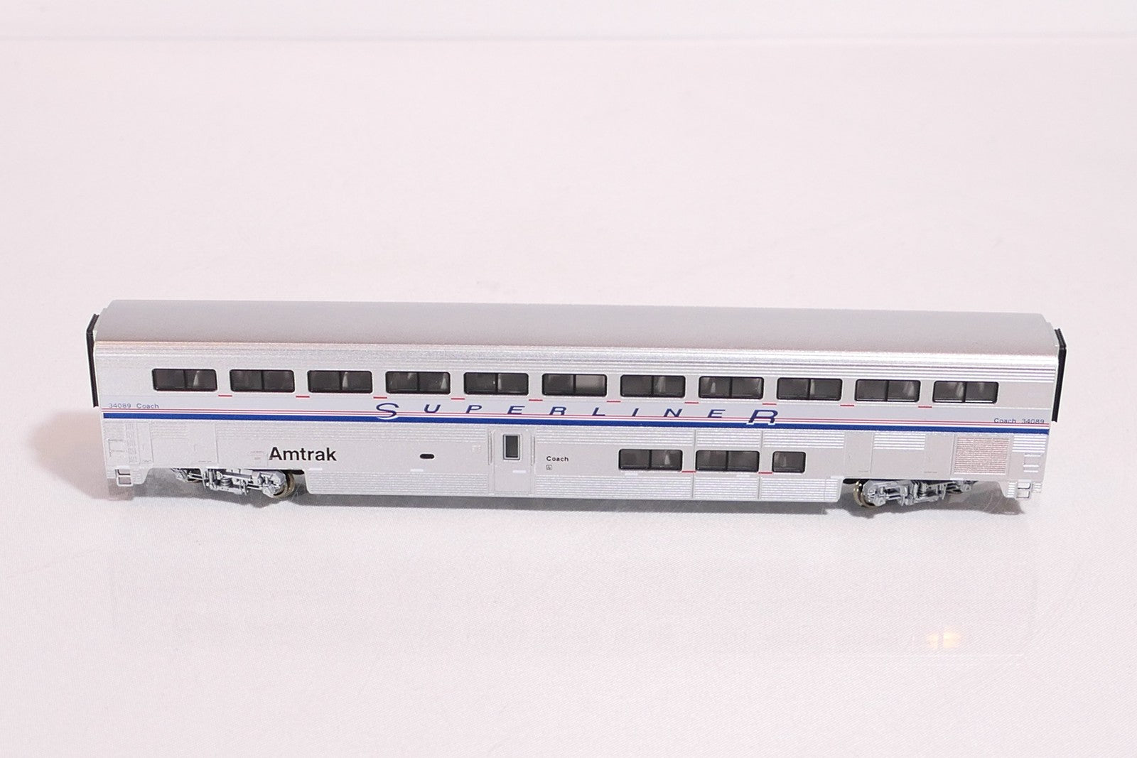 Kato 106-3504 N Scale Amtrak Superliner Passenger Car Phase IV Set A (4 Car Set)9