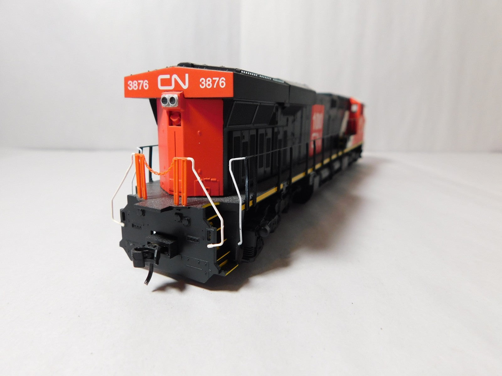 Walthers 910-20200 HO Scale GE ES44AC Evolution Locomotive DCC + Sound, CN #38765
