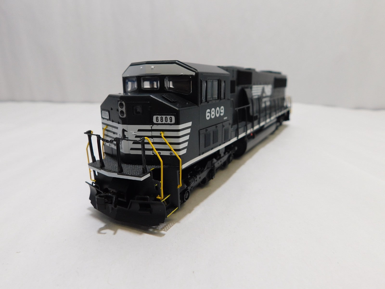 Walthers 910-20320 HO Scale EMD SD60M Locomotive, DCC+Sound, NS #68092