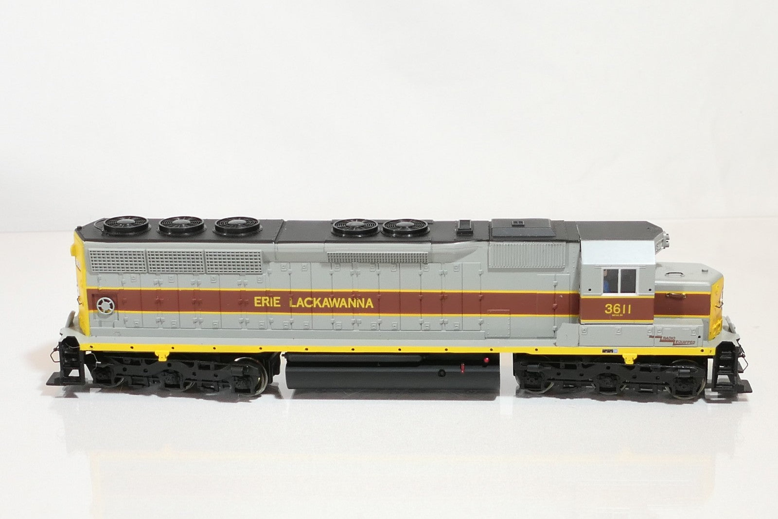 Bachmann 11622 - HO Scale Locomotive DC Erie 3611 Lackawan EMD SD45 Diesel1