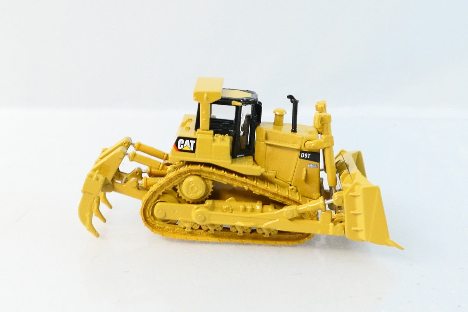 Norset 55209 HO Scale Vehicle D9T Cat Dozer1