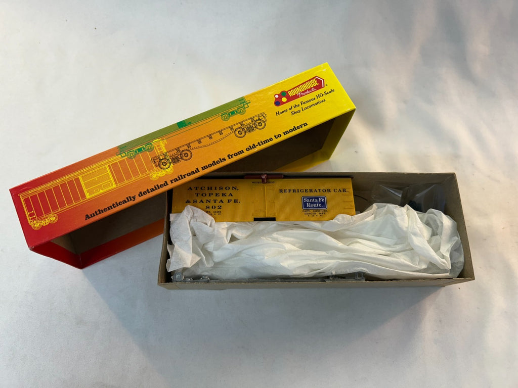 Roundhouse 7879 HO Scale 36' O.T. Reefer Kit, ATSF (Fruit) #8022