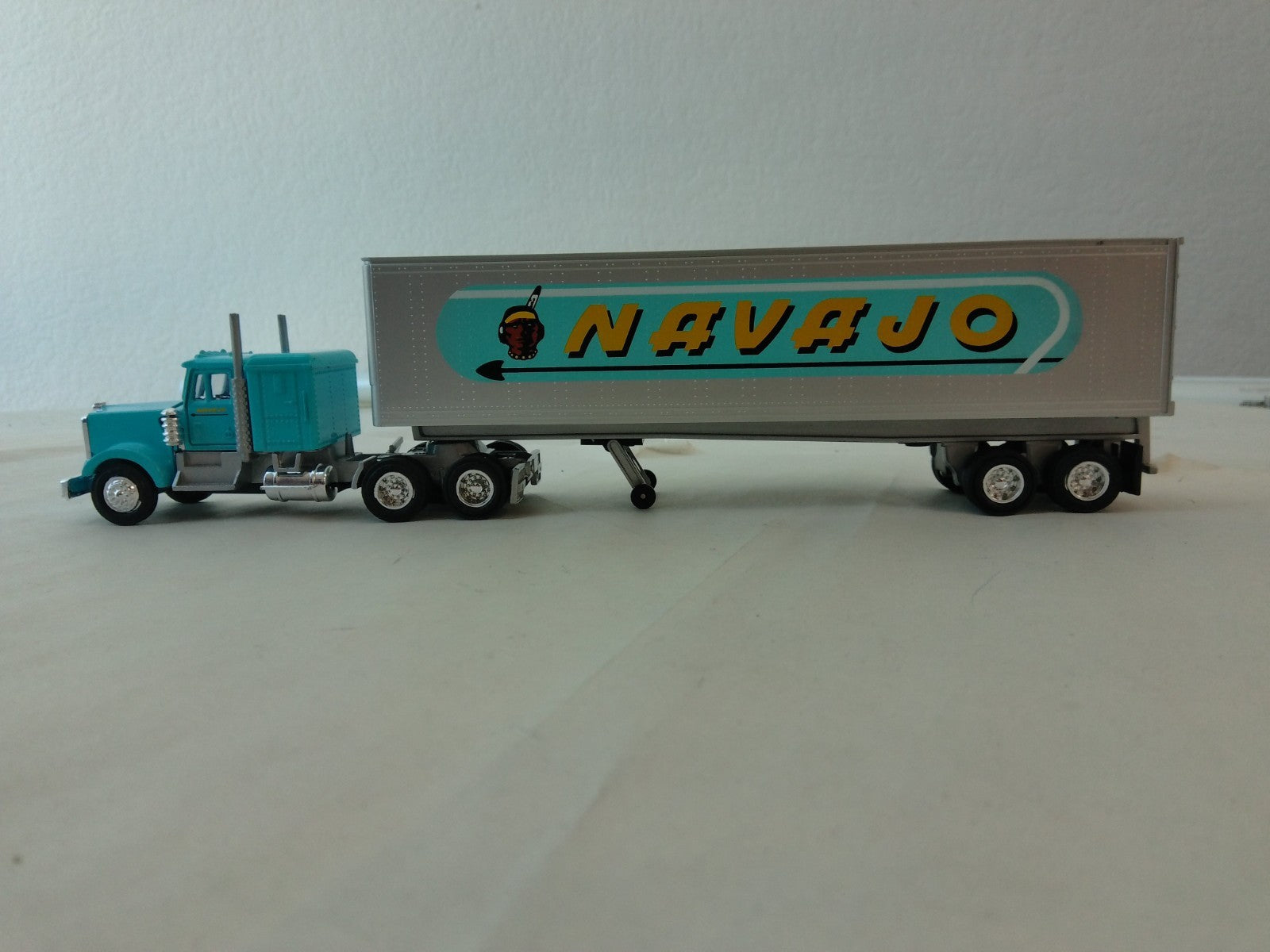 Lionel 513181 O and O27 Gauge Navajo Semi Trailer0
