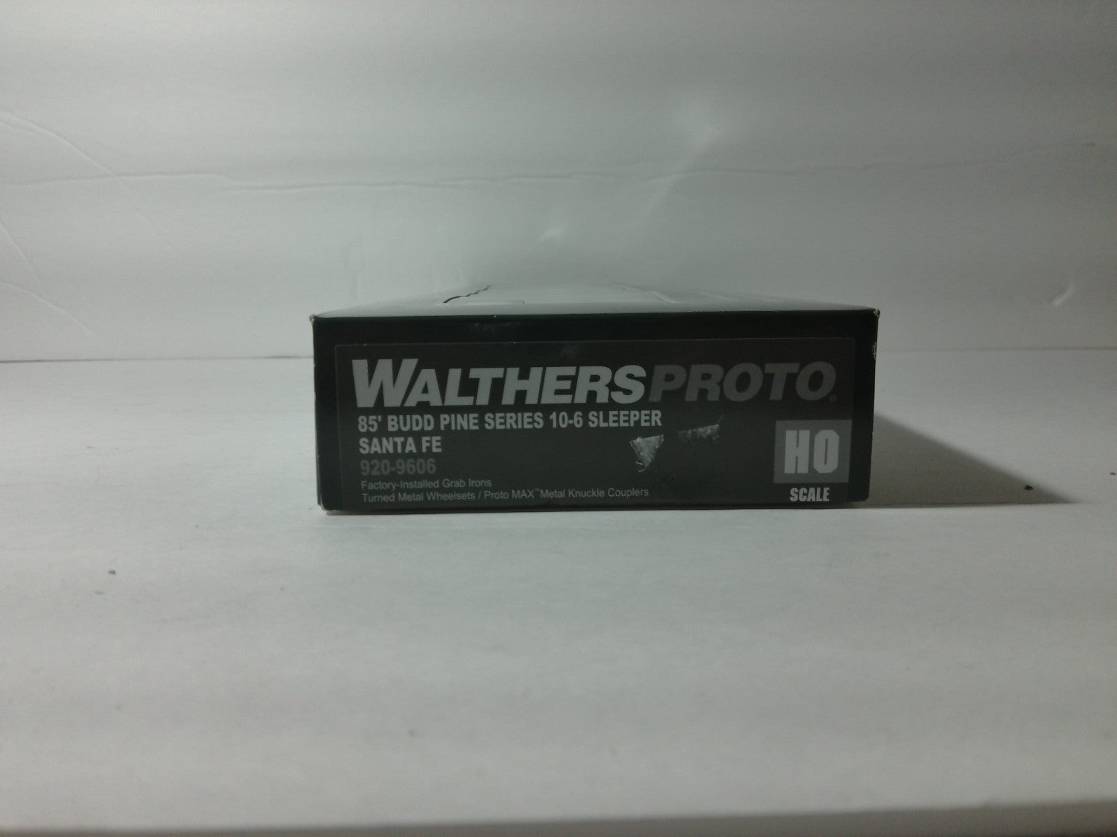 Walthers 920-9606 HO Scale 85' Budd Pine Series 10-6 Sleeper Santa Fe3