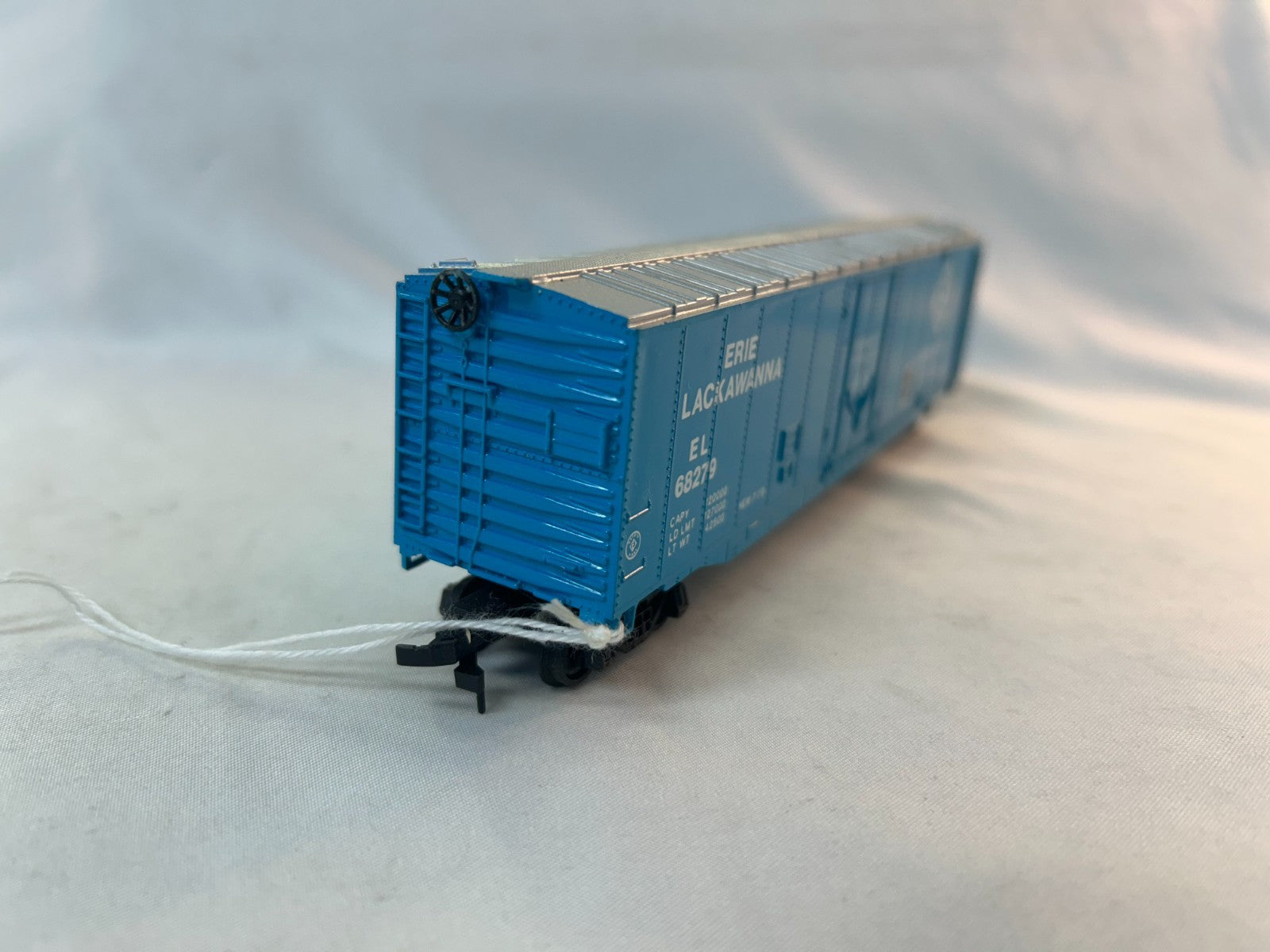 Bachmann 43-1010-G4 HO Scale 51' Steel Plug Door Box Car, Erie Lackawanna #68271