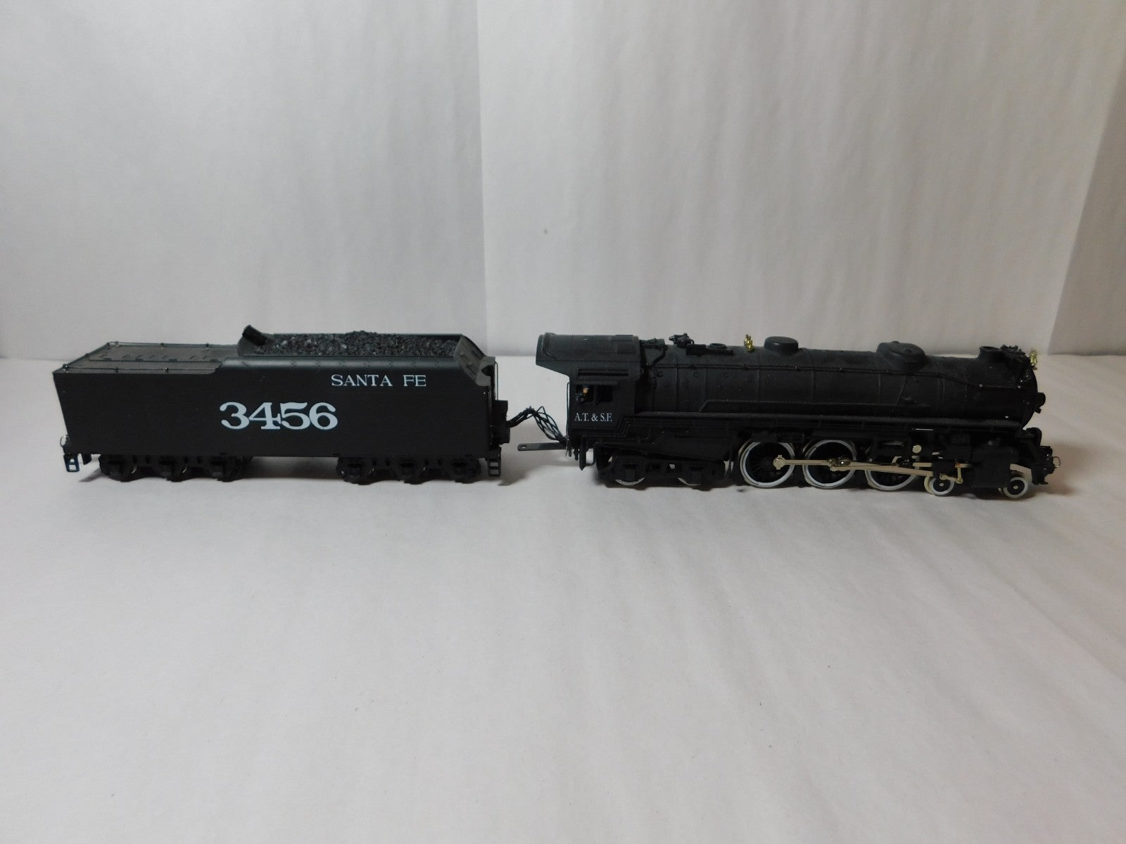 IHC Mehano 23000 HO Scale 4-6-4 Hudson Locomotive and Tender, ATSF #34560