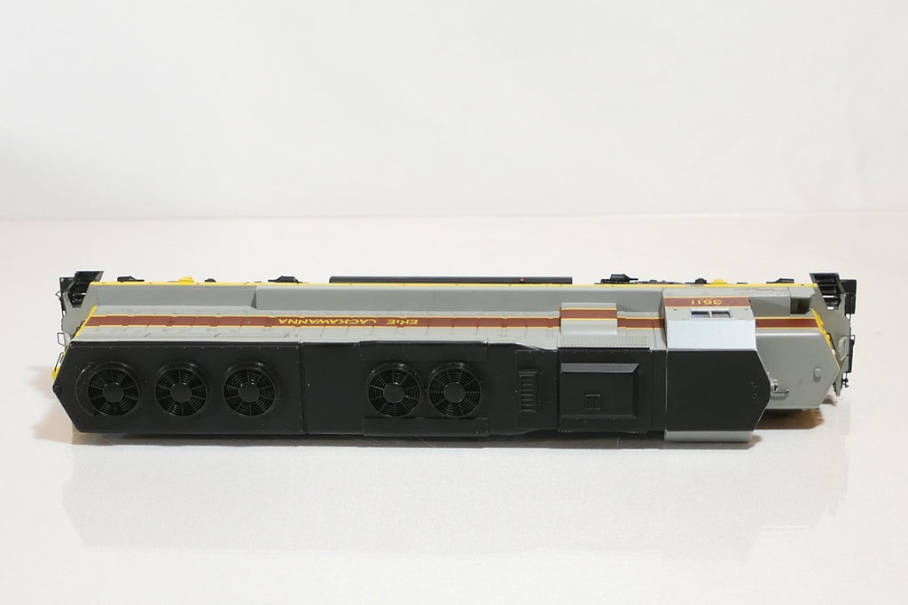 Bachmann 11622 - HO Scale Locomotive DC Erie 3611 Lackawan EMD SD45 Diesel4