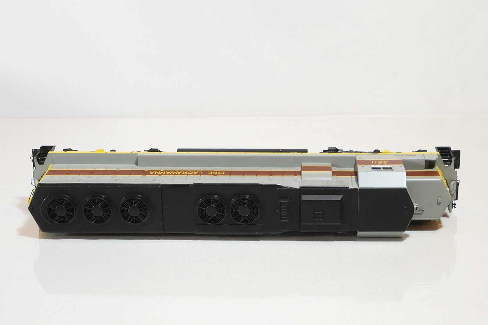 Bachmann 11622 - HO Scale Locomotive DC Erie 3611 Lackawan EMD SD45 Diesel4