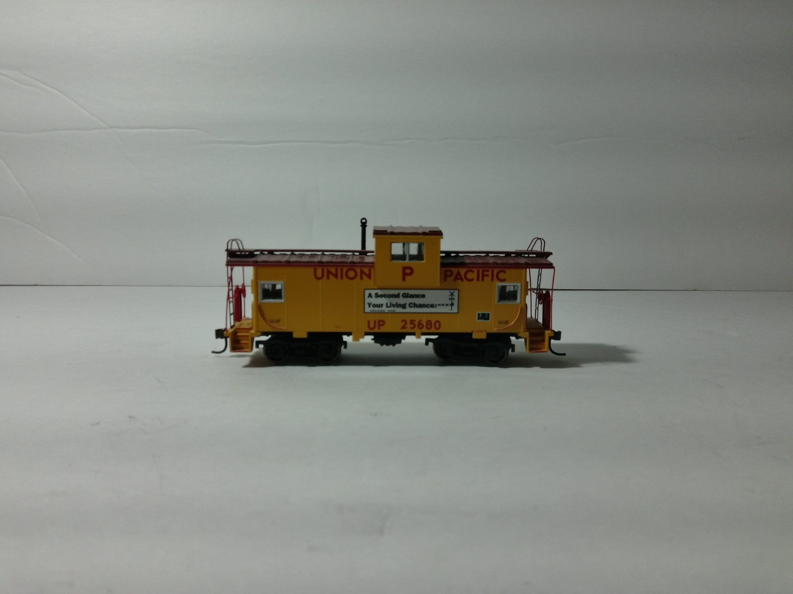 Athearn 74090 HO Scale Union Pacific Wide Vision Caboose #256801