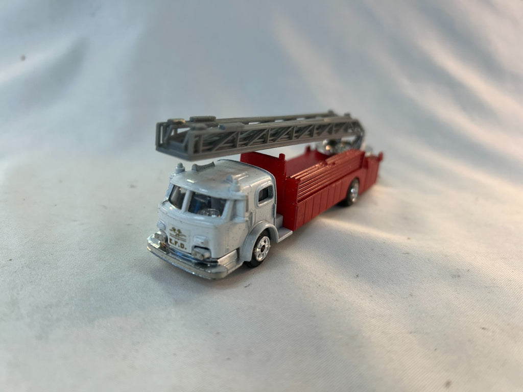 Model Power 7767-5 HO Scale Diecast Fire Fighting Truck with Aerial Ladder2