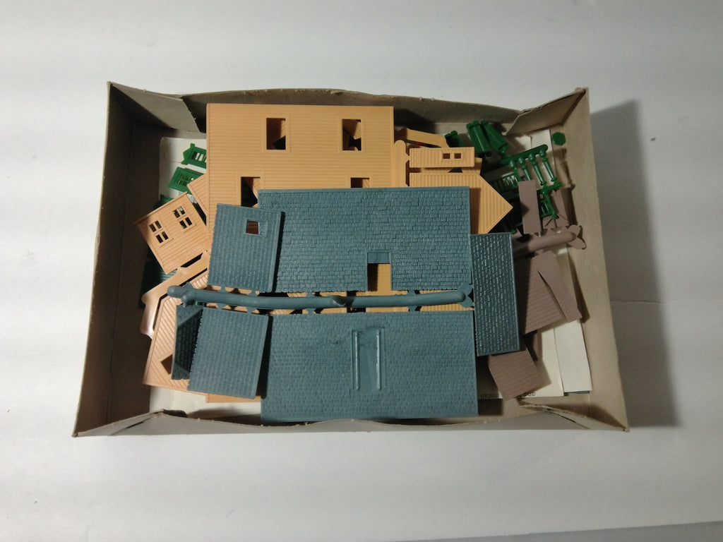 AHM 5883 HO Scale F.C. Rode Hardware Store1
