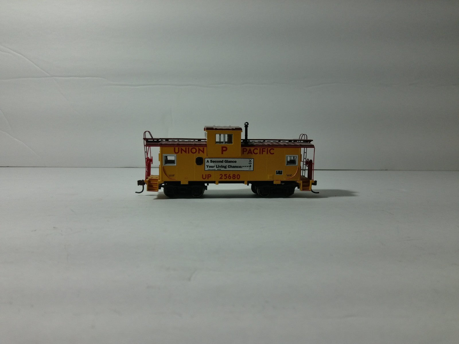 Athearn 74090 HO Scale Union Pacific Wide Vision Caboose #256800