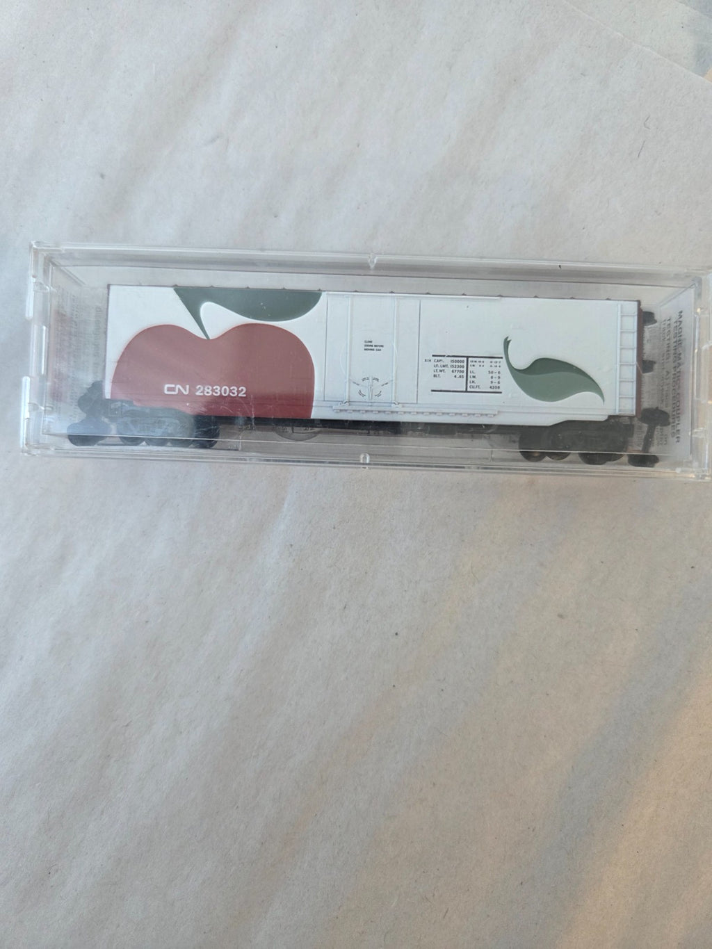 Micro Trains #38340 50' Standard Boxcar Plug Door "Canadian National 283032"2