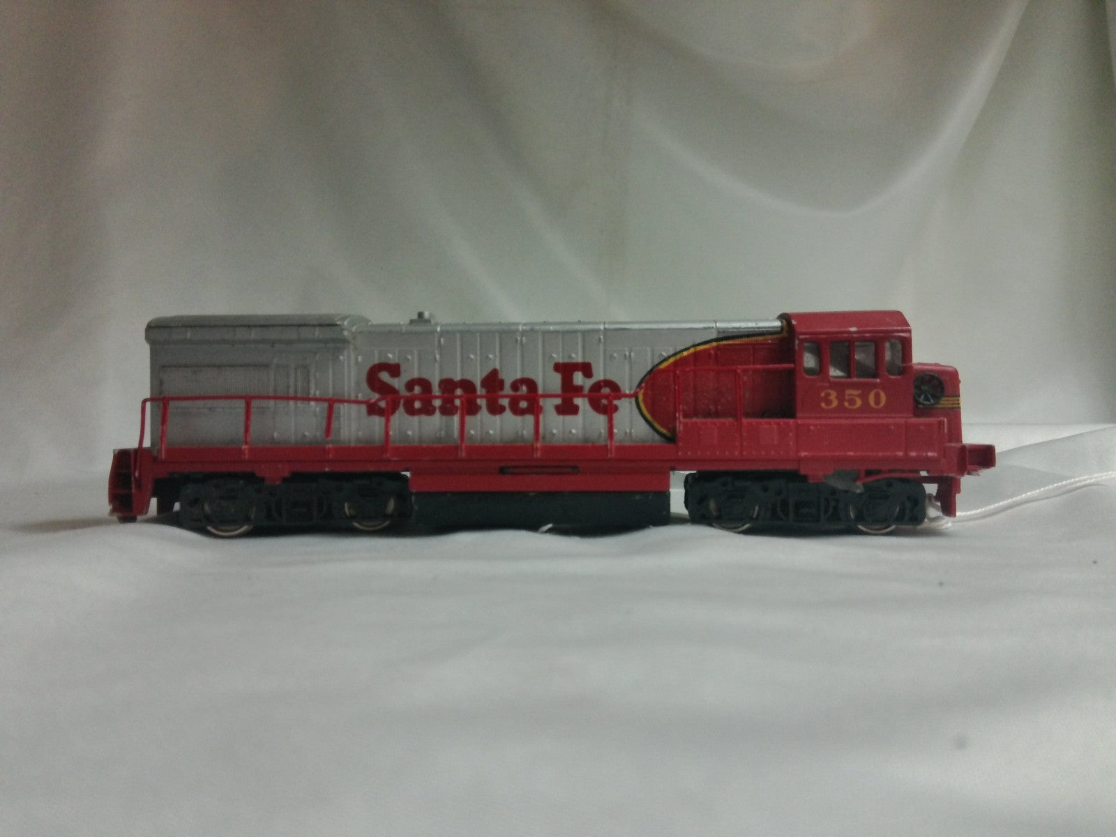 Bachmann HO Scale Santa Fe ATSF Diesel #350 RUNS - READ (No Box)6