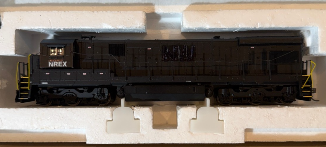 Broadway Limited Imports GE C30-7 2 Window Norfolk & Western #80071