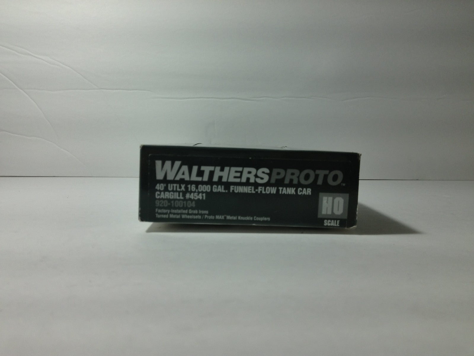 Walthers 920-100104 HO Scale Funnel-Flow Tank Car Cargill #45413