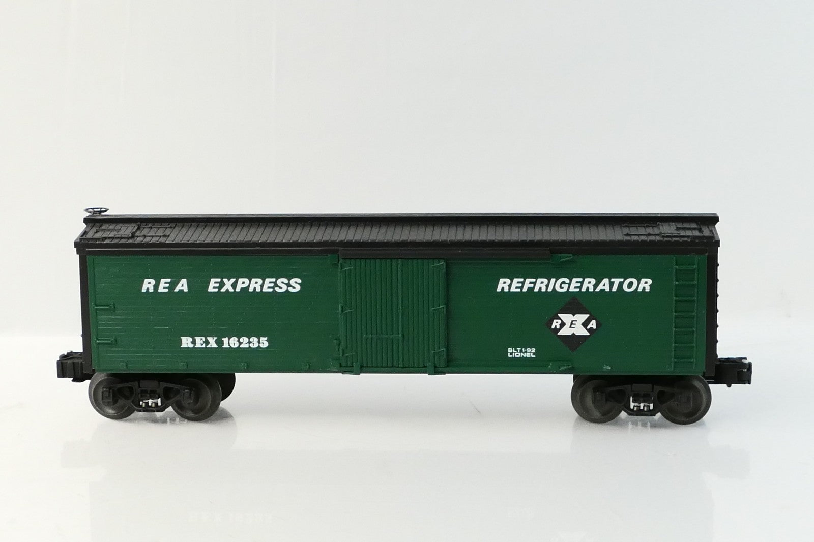 Lionel 16235 O Scale Railway Express Agency Reefer Rolling Stock7